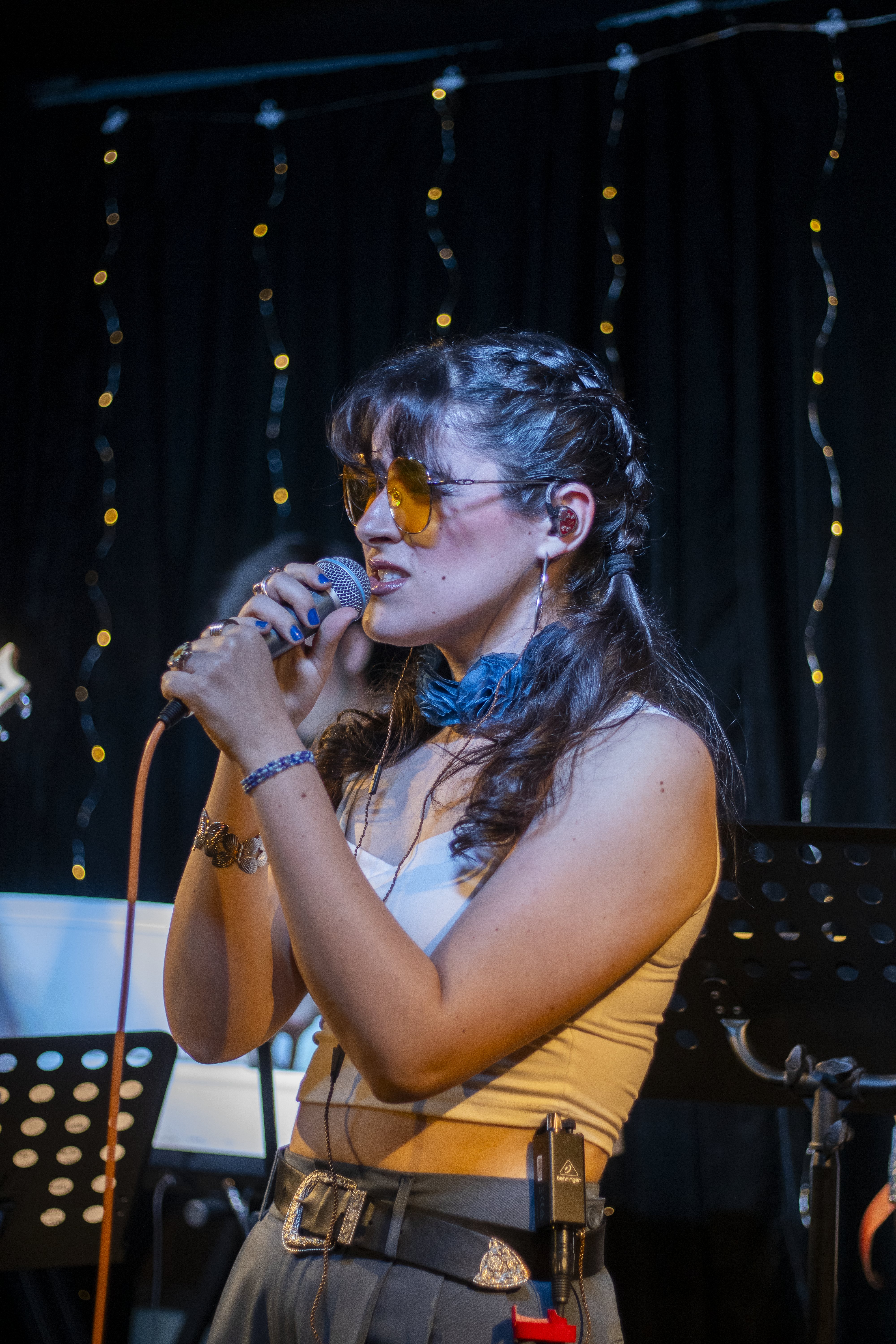 Itziar Aramburu cantando sobre un escenario