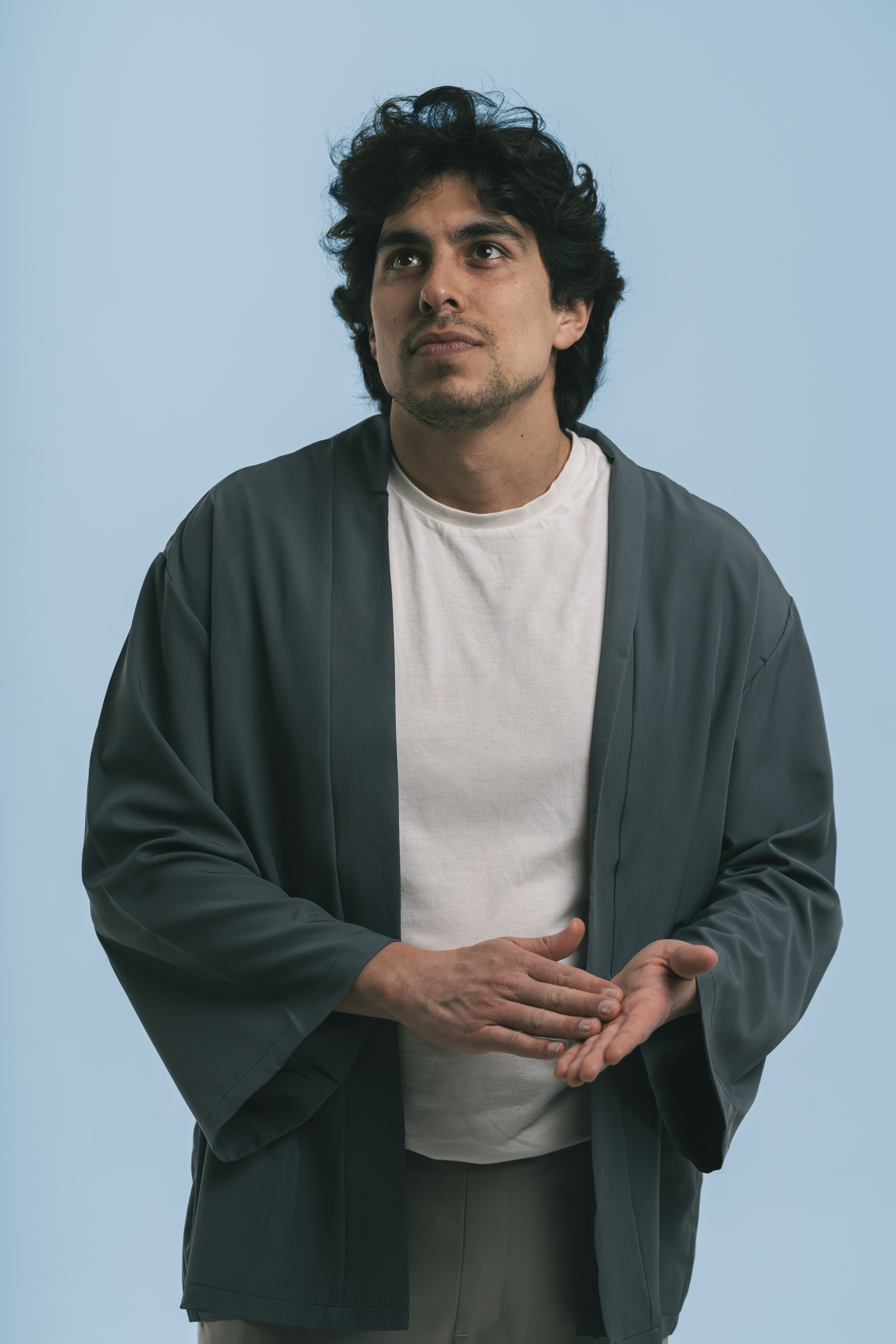 Retrato del músico cantautor Andrés Iwasaki nuevo disco