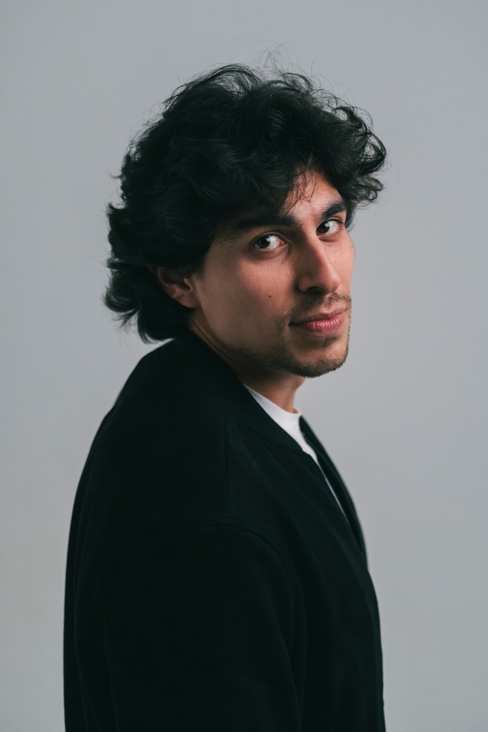 Retrato de cerca del músico cantautor Andrés Iwasaki.