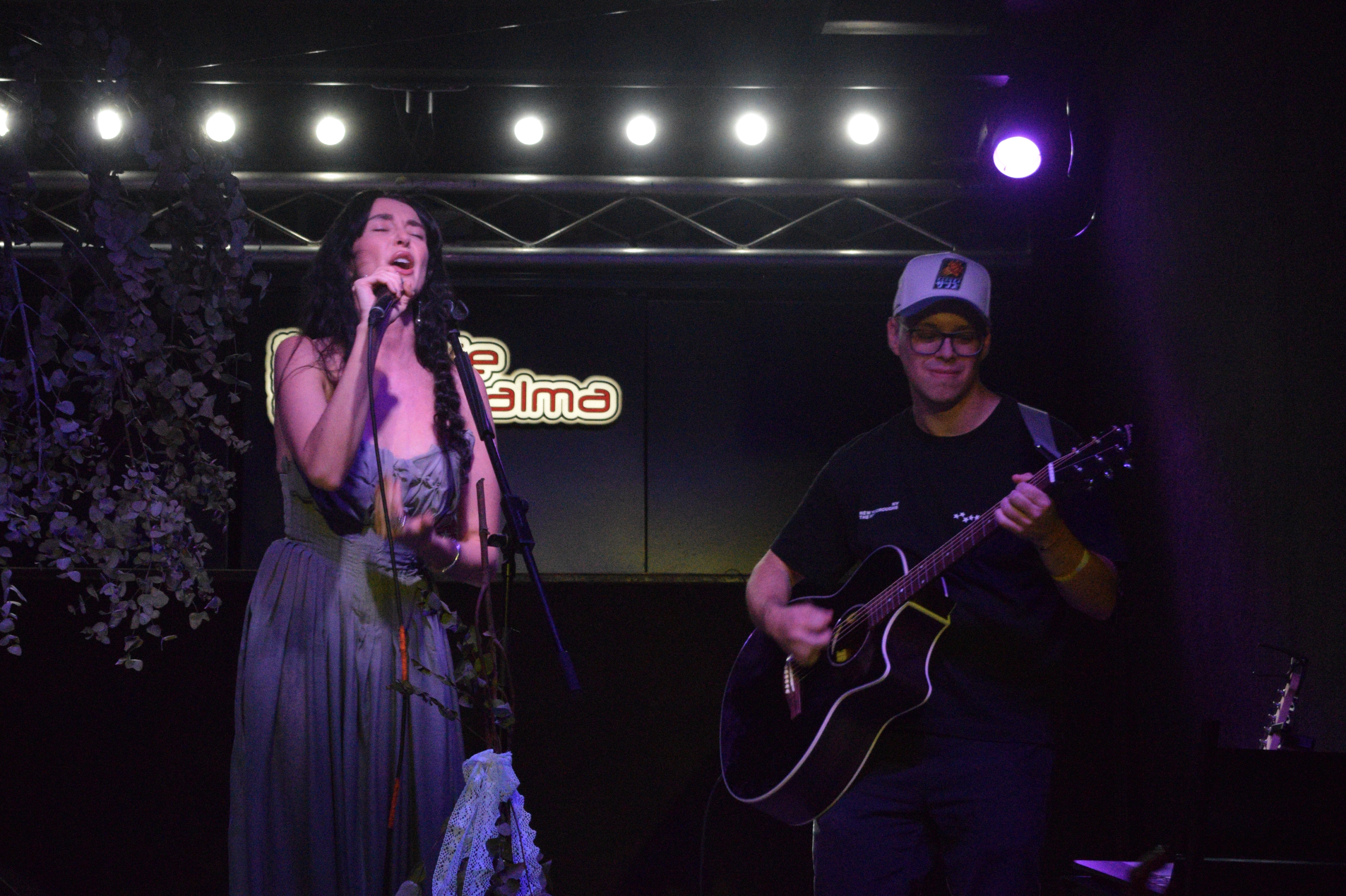 Sofía Lafuente cantando en Madrid acompañada de guitarra.
