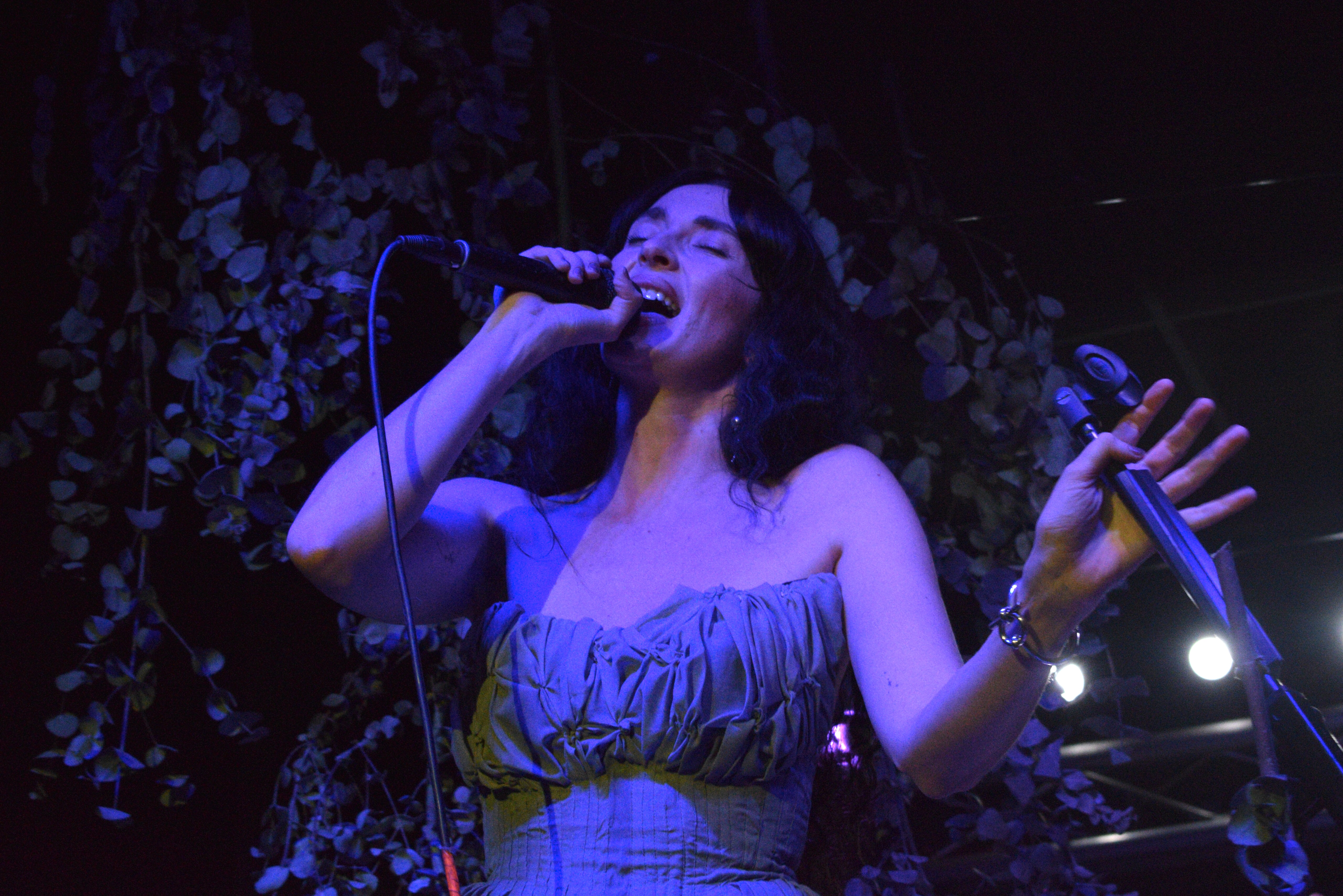 Sofía Lafuente cantando en directo sus canciones