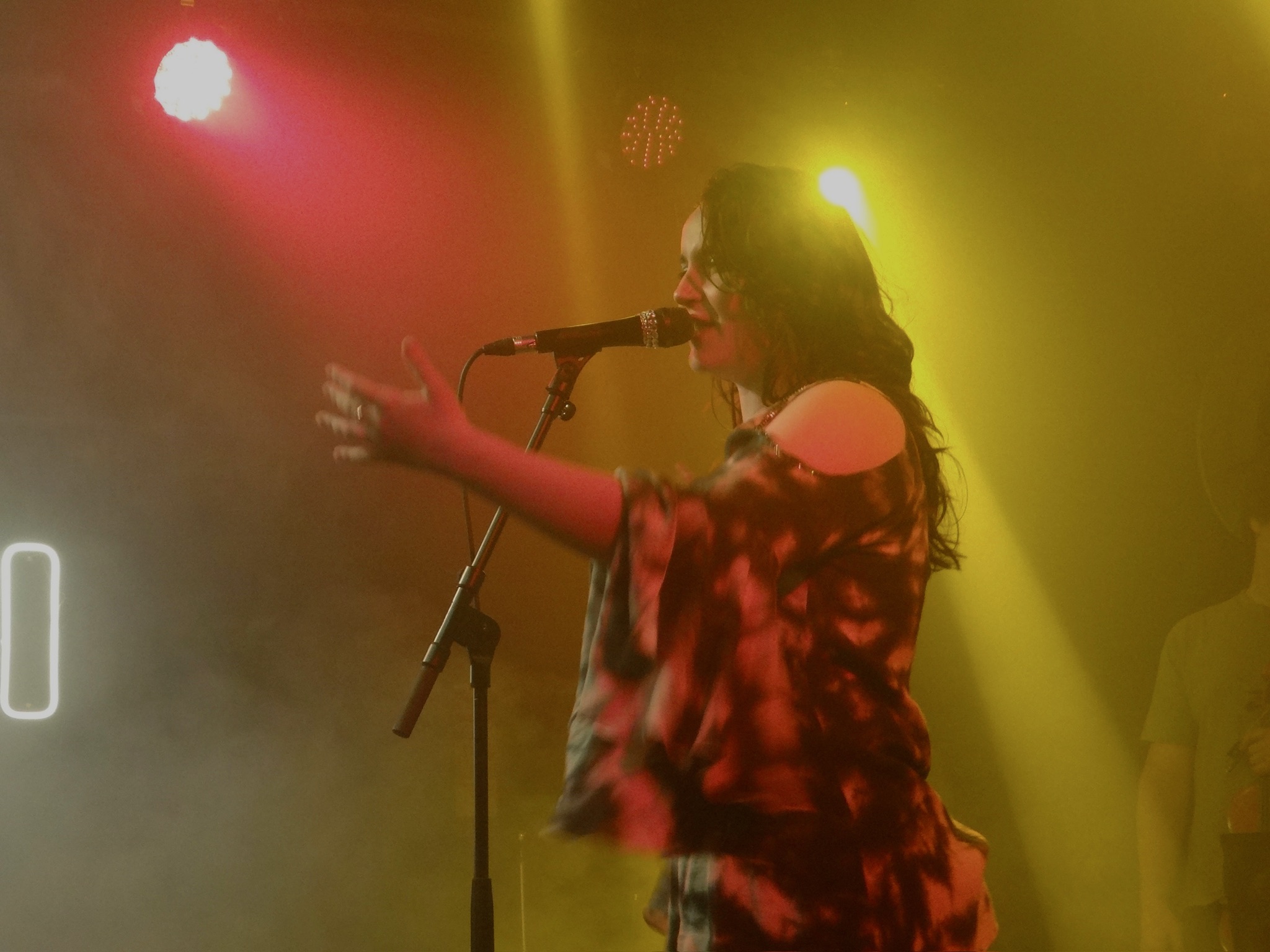 Fitasha canta sus propias canciones estilo jazz