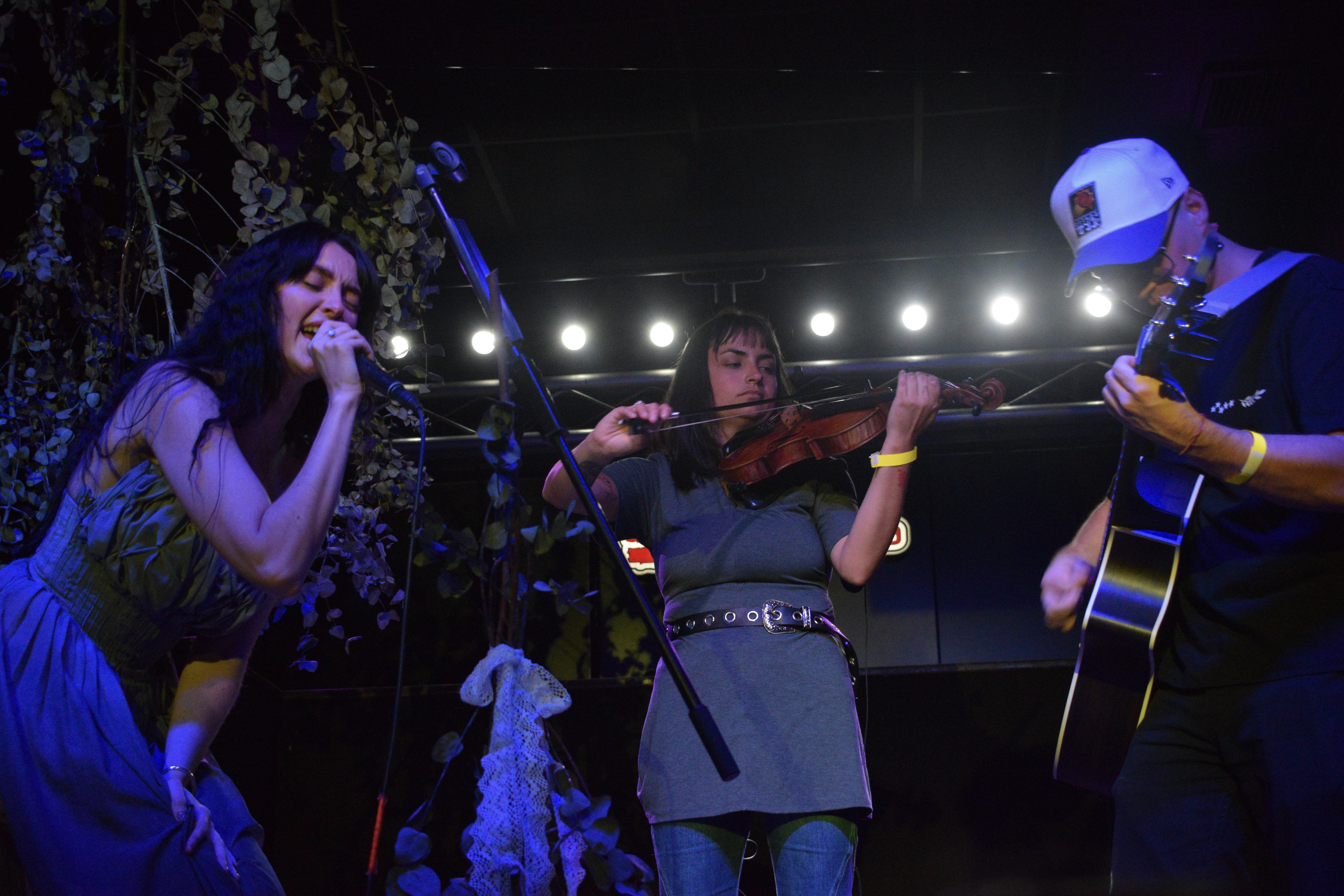 Sofía Lafuente cantando en directo en Café La Palma Madrid acompañada de violín y guitarra.