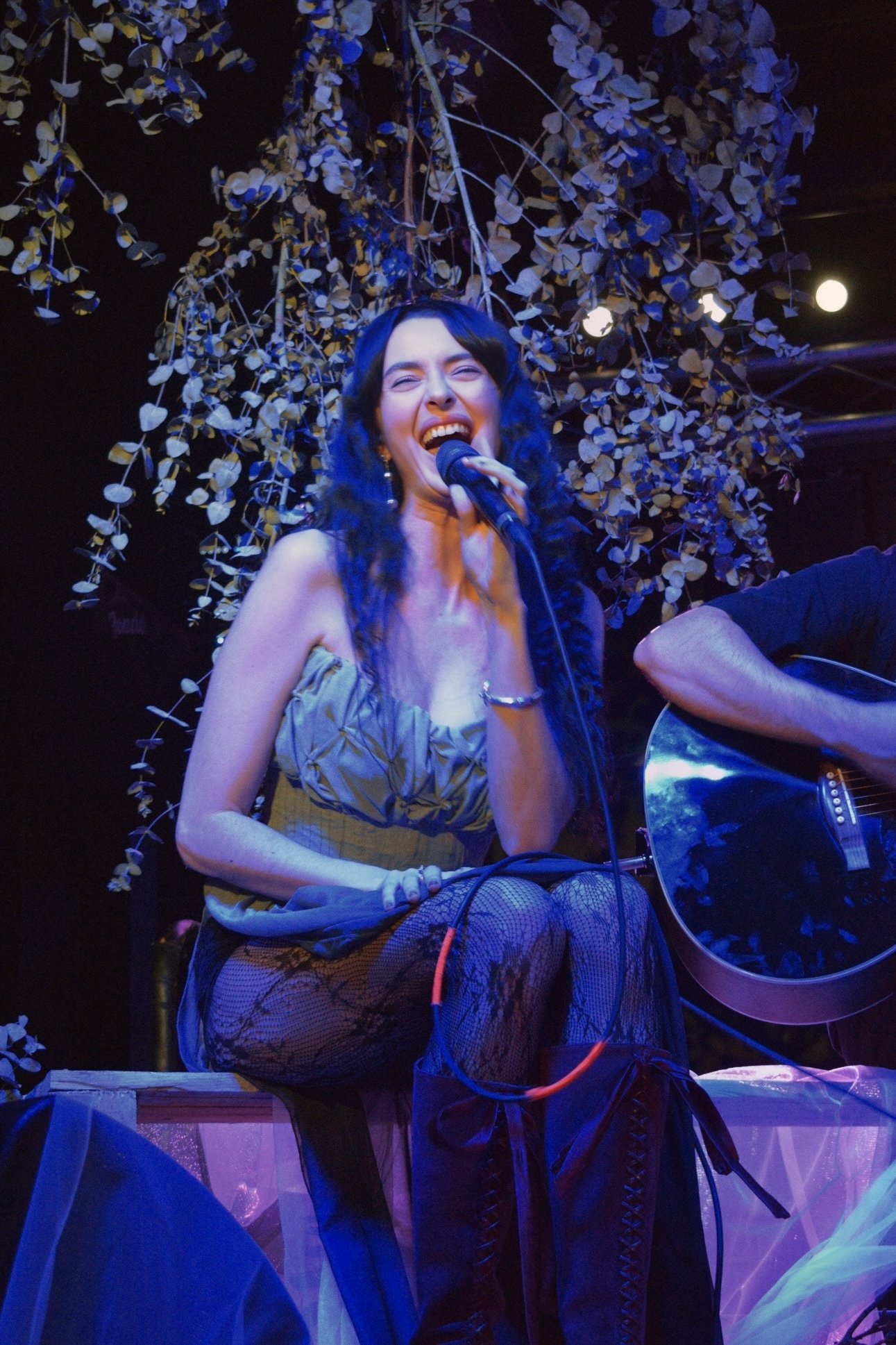 Sofía Lafuente interpreta sus canciones en directo en Café La Palma Madrid.