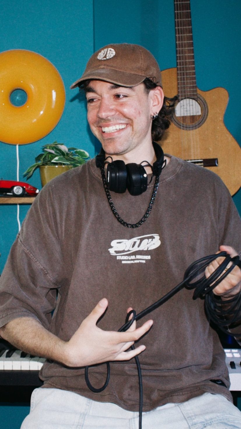 Xabi en la productora Desde la Pecera para artistas emergentes