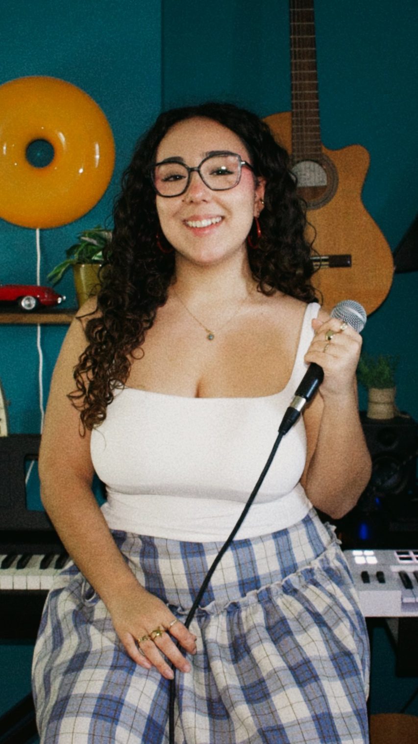 Clara en la productora Desde la Pecera para artistas emergentes