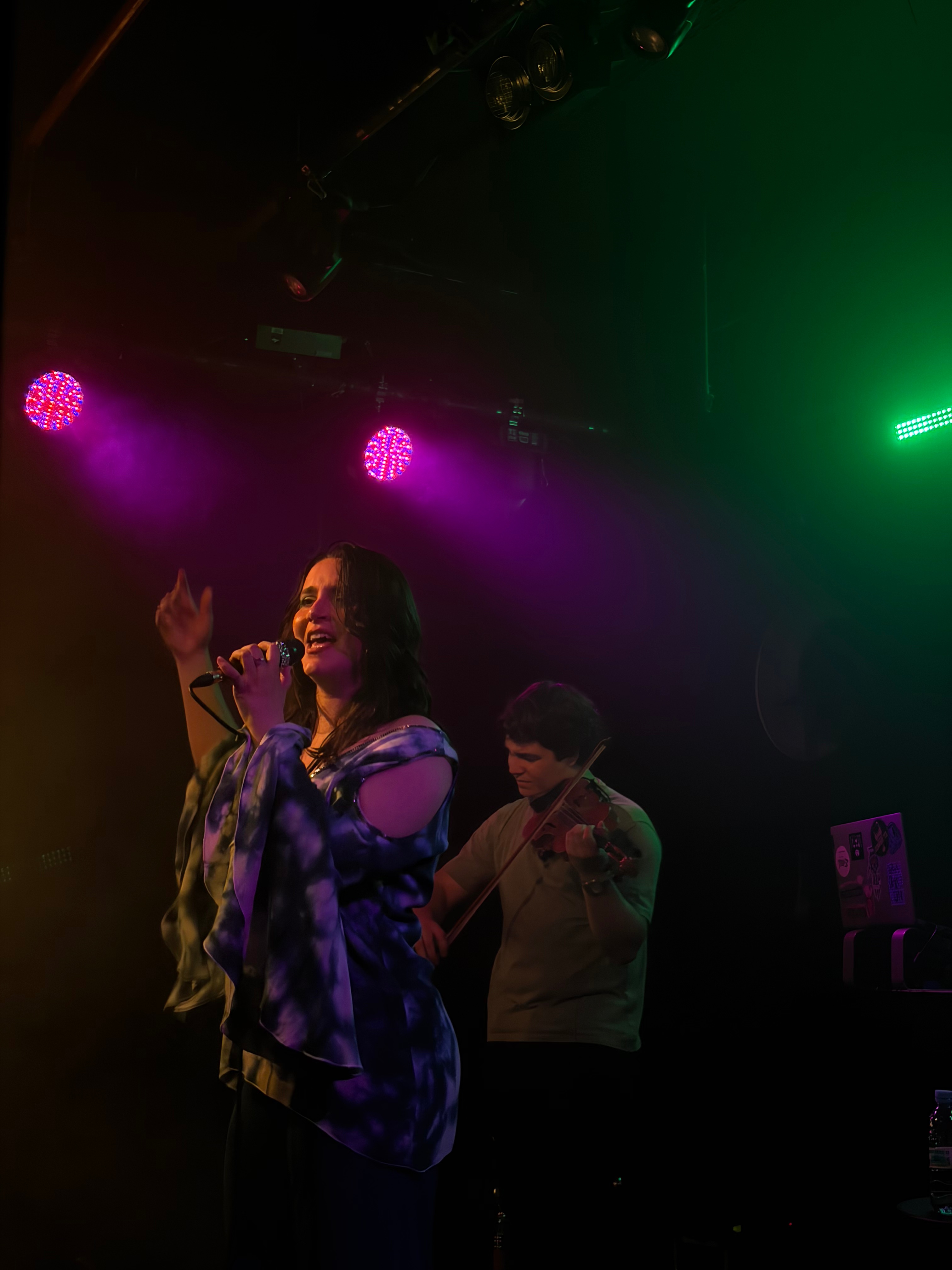 Fitasha interpretando sus canciones en Madrid