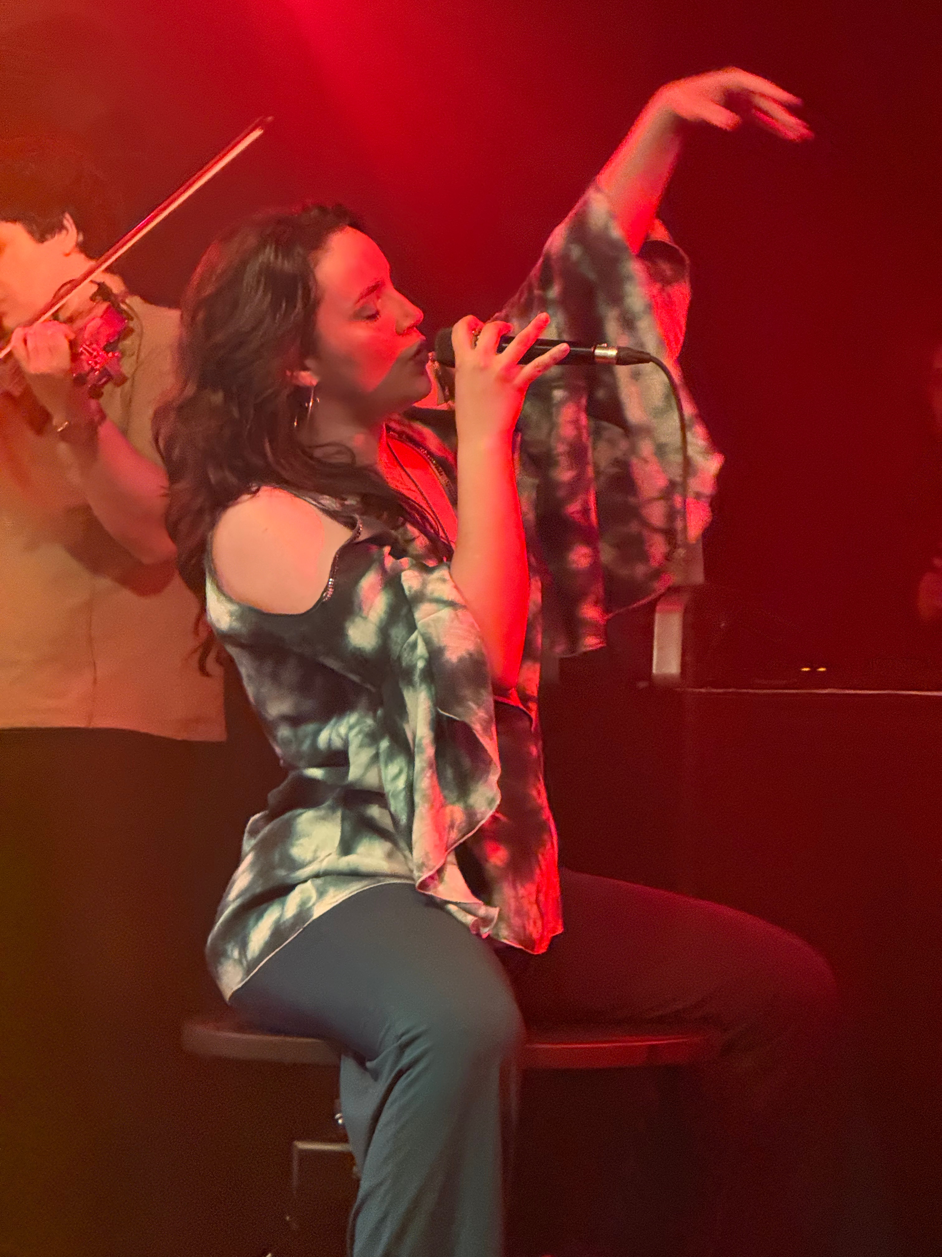 En el escenario Fitasha cantando