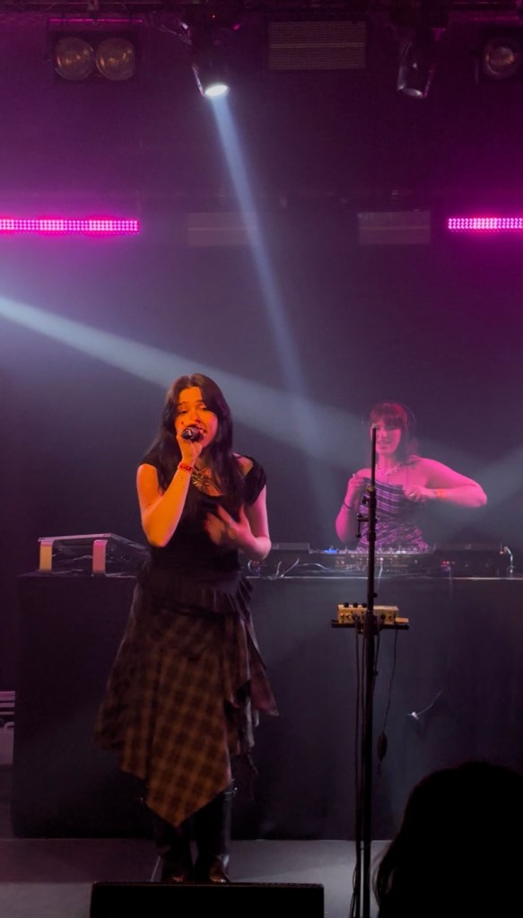 Ana Farelo cantando en el concierto de vibess de Subersivas