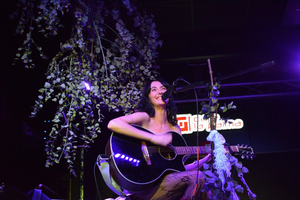 Sofía Lafuente cantando en directo en Café La Palma Madrid tocando la guitarra.