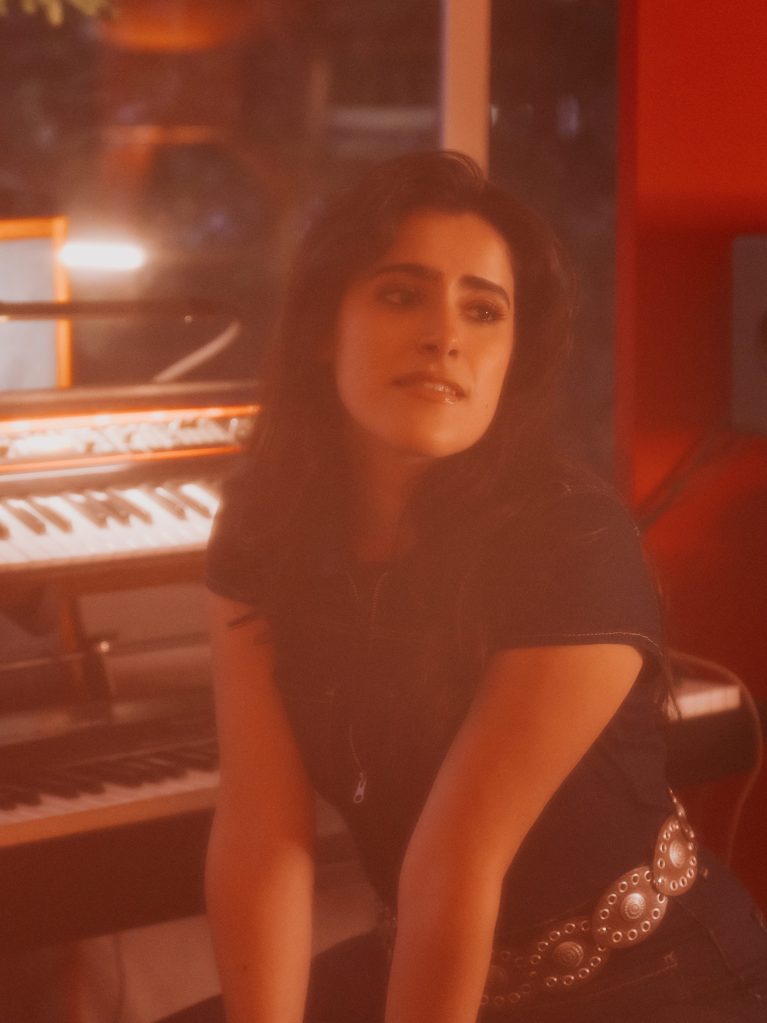 Itziar Aramburu en estudio de producción creando su música indie pop alternativa.
