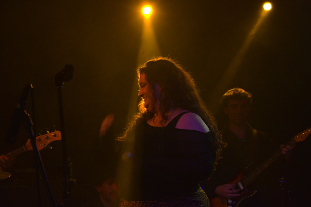 la cantante Bea Fernandez en el escenario