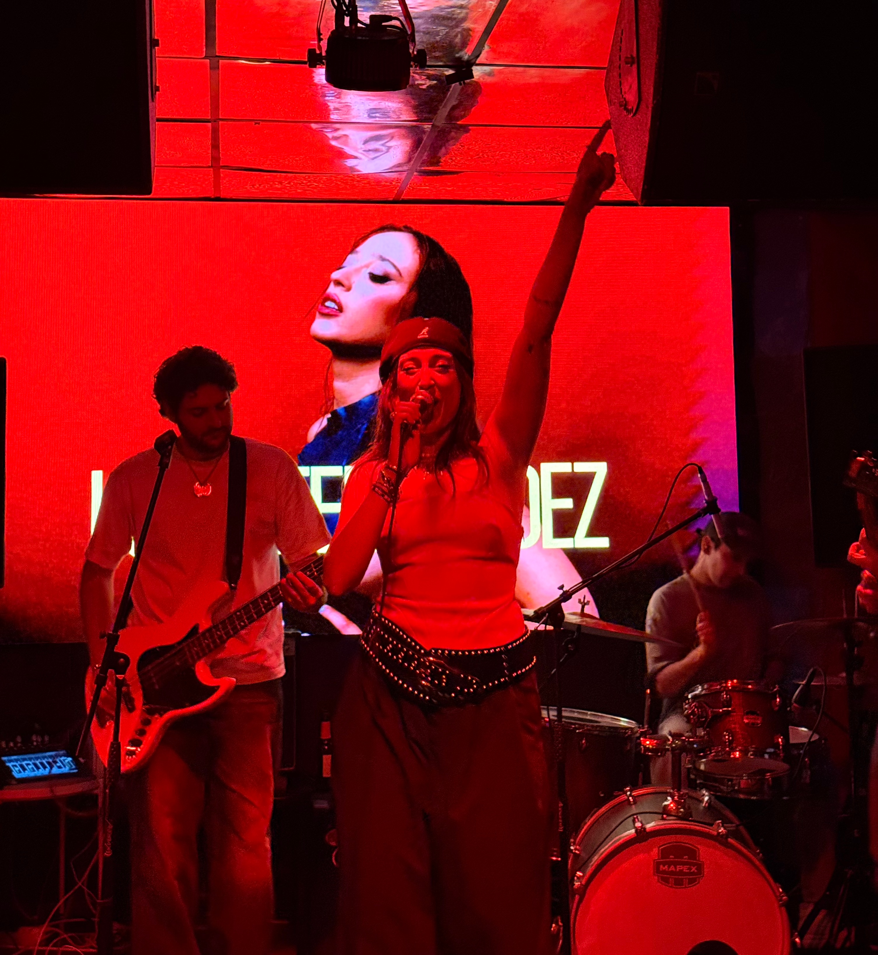 Lucía Fernández cantando en su concierto